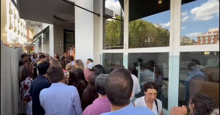 Guerra en el centro de Madrid para entrar a la venta de muebles de un hotel tras su cierre