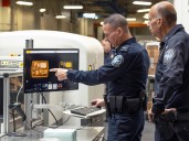 ¿Pueden revisar tus dispositivos electrónicos en los aeropuertos?