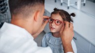 Oftalmólogo alerta: cambiar las gafas de niños sin dilatación puede dañar la vista