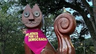 Ni el Gato del Río quedó por fuera; monumentos de Colombia amanecieron vestidos con pañoletas vinotinto. Esta es la razón