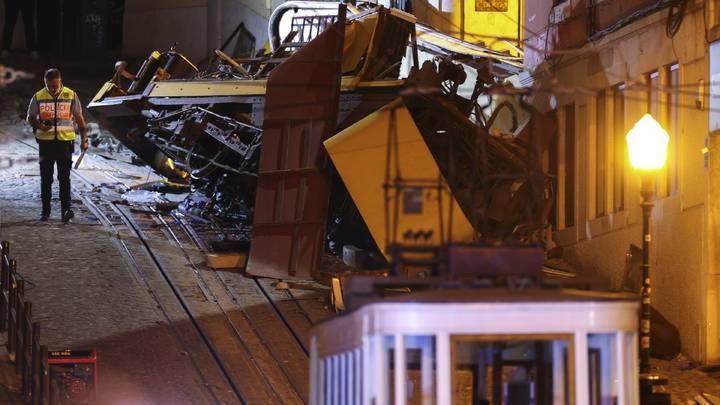 Las imágenes de la tragedia en Lisboa: 15 muertos y decenas de heridos tras el descarrilamiento de Gloria