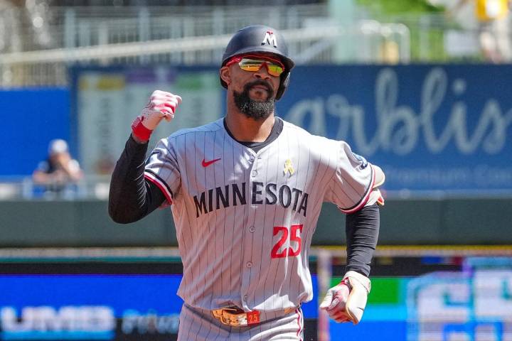 Deadspin | Twins CF Byron Buxton (knee) leaves game vs. Royals