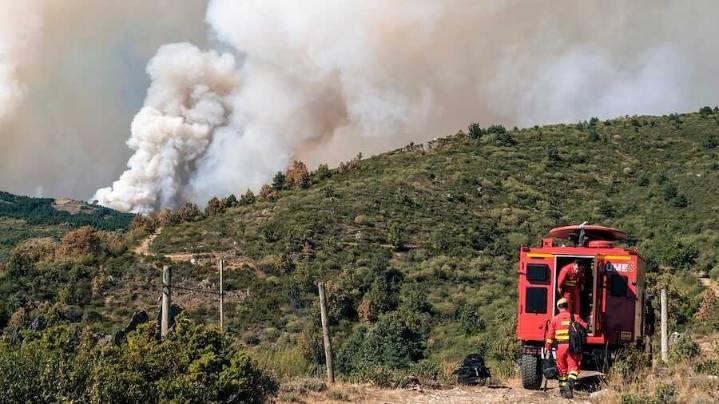 El incendio de Guadalajara salta a Segovia, arrasa 2.800 hectáreas y obliga a desalojos