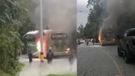 ¡No quedó más que verlo arder! Un bus se quemó en la vía a Santa Elena