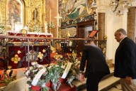 Huelva muestra su devoción a la Virgen de la Cinta con una continua ofrenda floral