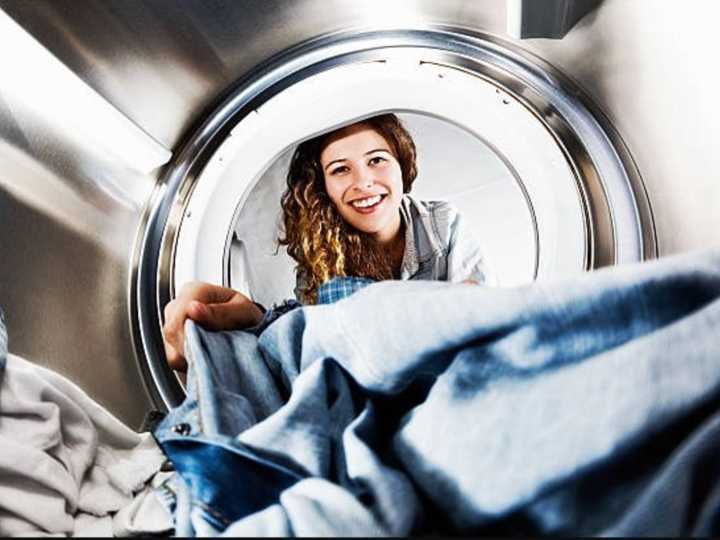 Trucos para que la ropa no salga con mal olor de la lavadora