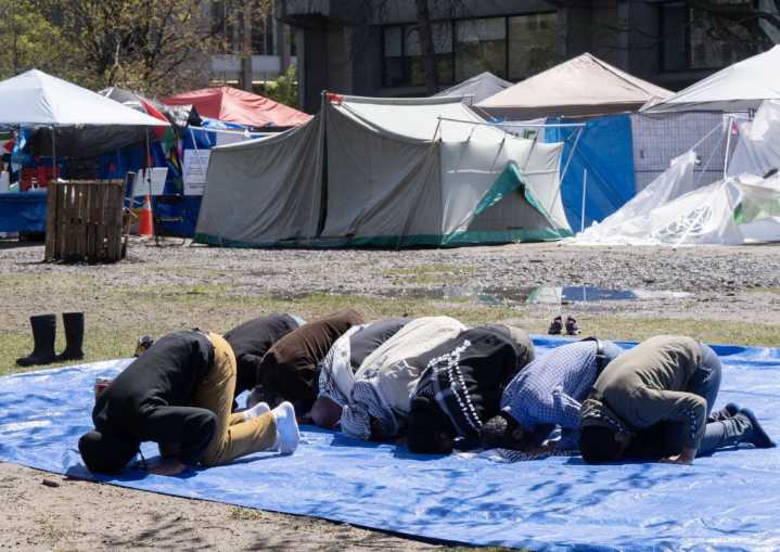 Quebecers have strongest opinions against public prayer, Leger poll suggests