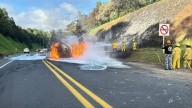 Vuelca y explota pipa con 2 mil 500 litros de combustible en la México