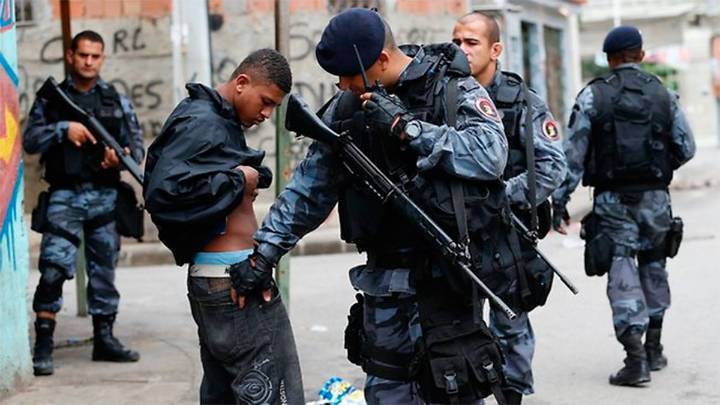 Polémica medida: Río de Janeiro aprobó una bonificación para los policías que maten delincuentes