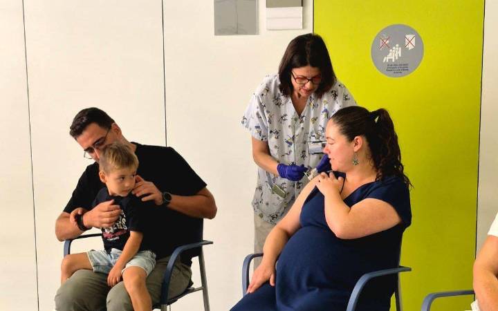 Comença la campanya de vacunació contra la grip i la Covid