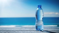 Beber agua de mar, ¿sí o no?: la tendencia viral y los beneficios y contraindicaciones para la salud