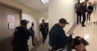 ¡Atención! Agente de ICE tira al suelo a mujer hispana y es destituido de la institución: mira el video