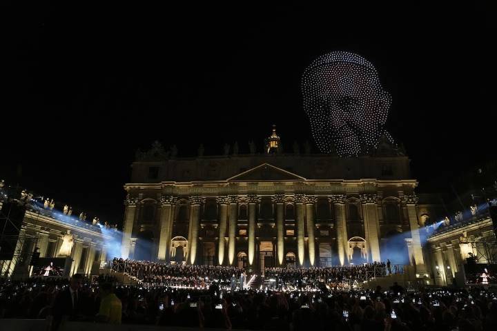 Impactante homenaje. El Vaticano se convierte en un mega recital con un show de 3500 drones que proyectó la cara del papa Francisco