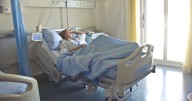 Mujer quedó ciega por cáncer infantil y ahora recibe un triple trasplante de corazón, hígado y riñón