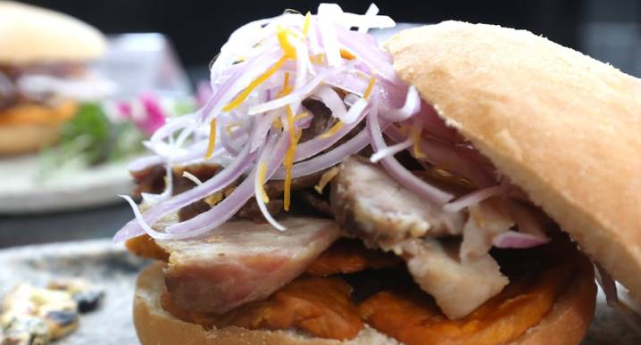 Mundial de Desayunos: Instituciones celebran triunfo del pan con chicharrón | Ibai Llanos 