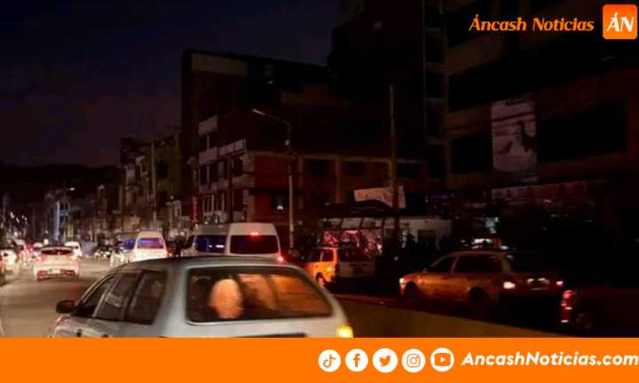 Huaraz quedó a oscuras: apagón causó caos vehicular y dos accidentes de tránsito