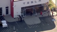 Vehículo se estrella contra concesionario Tesla en NJ