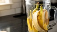 Licuar cáscara de plátano y vinagre: por qué recomiendan hacerlo y para qué sirve