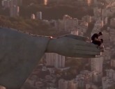 "Delito contra el patrimonio cultural". Inician una investigación para dar con dos hombres que saltaron en paracaídas desde el Cristo Redentor