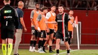 La extraña expulsión de un jugador del Sporting por entrar al campo "tras permanecer fuera del mismo de forma voluntaria"