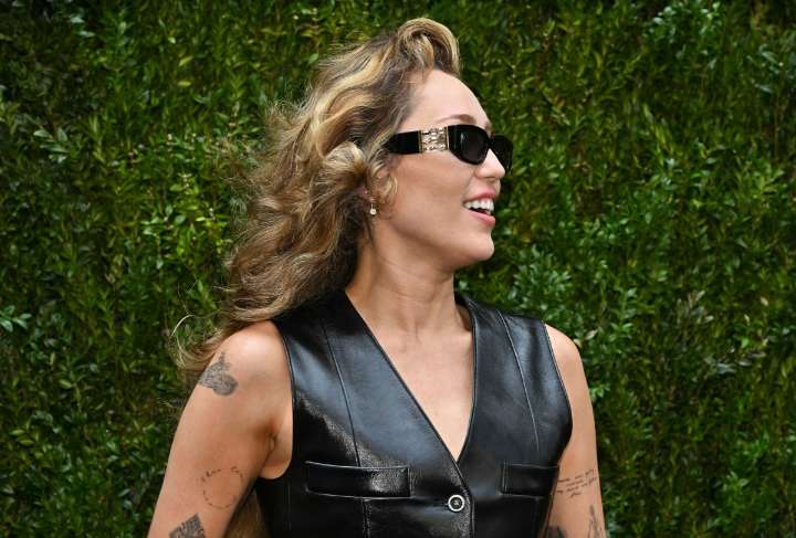Miley Cyrus dedica emotiva canción a su padre Billy Ray Cyrus