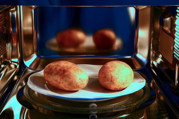 Truco revelado: cocina papas perfectas en 5 minutos con el microondas