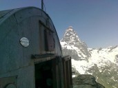 Tiene 85 años, es alpinista y quedó varado a 3000 metros de altura: el exitoso rescate tras refugiarse en un antiguo vivac
