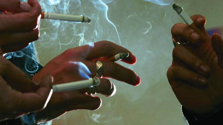 Los hosteleros sevillanos contra la prohibición de fumar en las terrazas