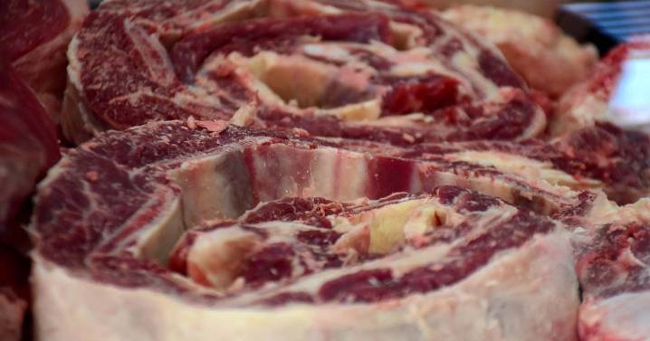 Carnicerías de Roca aún no sienten el impacto del fallo de Tierra del Fuego que volvió a frenar la entrada de asado con hueso