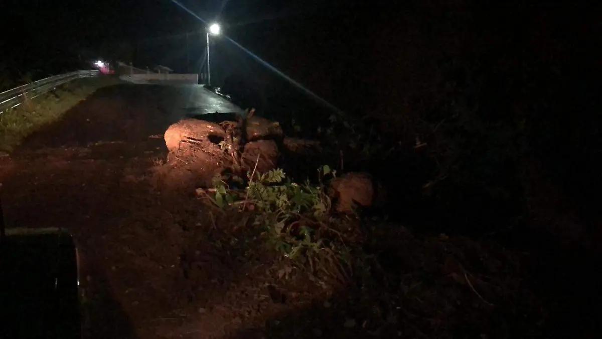 Fuertes lluvias ocasionan deslave de piedras y lodo en carretera de Acayotla