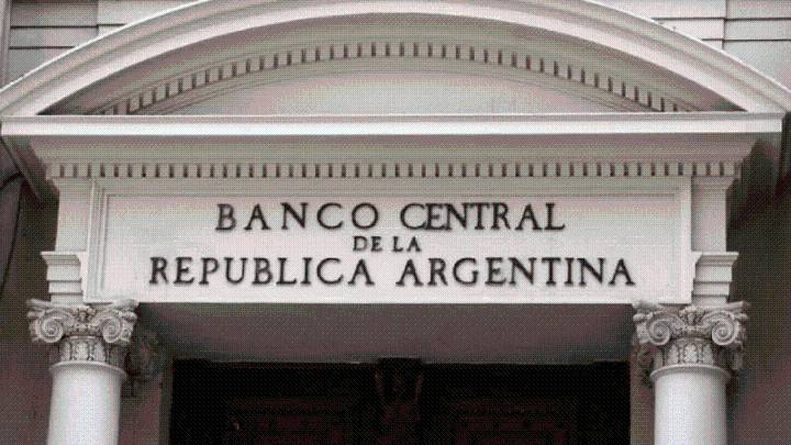 El BCRA vendió US$678 millones este viernes para evitar la suba del dólar