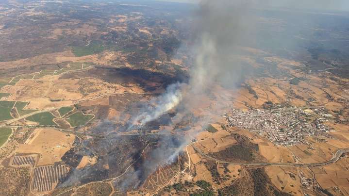 Activan la fase de emergencia del Plan Infoca por el incendio forestal de Calañas