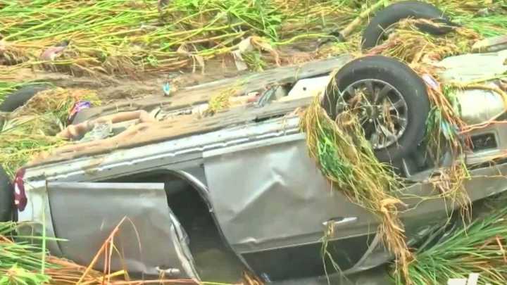 Pareja es Rescatada tras Ser Arrastrada en su Vehículo por un Arroyo en Apodaca, Nuevo León