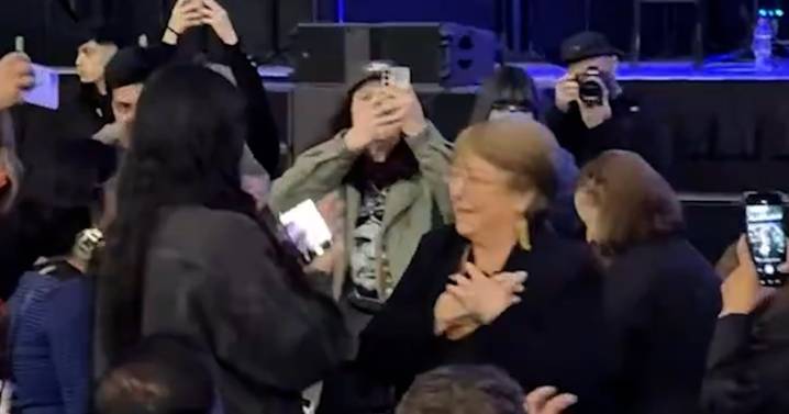 Publico del Movistar le canta el cumpleaños feliz a Bachelet en el concierto de Silvio Rodríguez