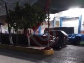 Automovilista chocó con puestos ambulantes