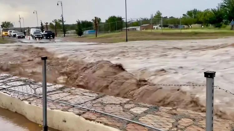 Lluvias provocan 5 cierres carreteros e inundacion...