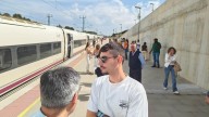 El AVE Galicia-Madrid se detiene en Sanabria por una urgencia sanitaria: un hombre, trasladado en ambulancia