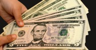 Se despide el dólar: prohíben todas las operaciones y el uso de los billetes en 11 países