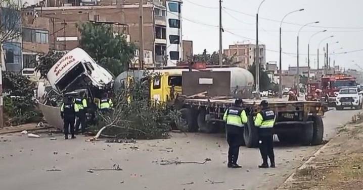 Impactante choque entre dos tráileres en Av. Los Alisos alarma a vecinos de San Martín de Porres por fuerte olor a combustible