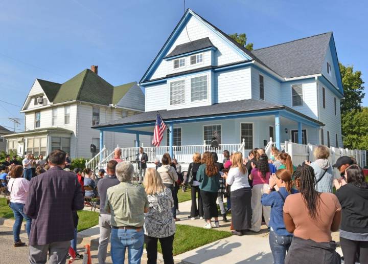 Grace Centers of Hope dedicates 60th renovated Pontiac home for program graduates
