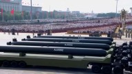 China exhibe su armamento militar en un desfile multitudinario