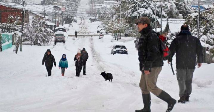 Por la alerta de nieve en Río Negro, este martes las clases arrancan más tarde en Bariloche y la región: ¿a qué hora?