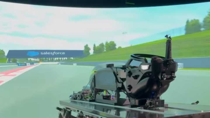 'Checo' Pérez se prepara para su regreso a la F1 en el simulador de Cadillac