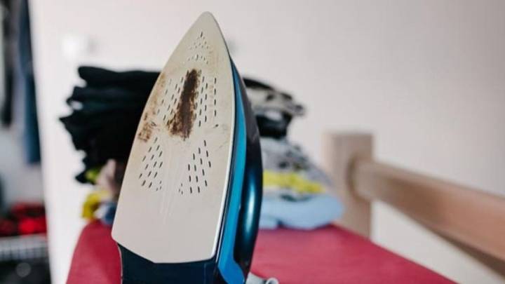 En pocos pasos, así podés limpiar tu plancha de ropa en casa y dejarla como nueva