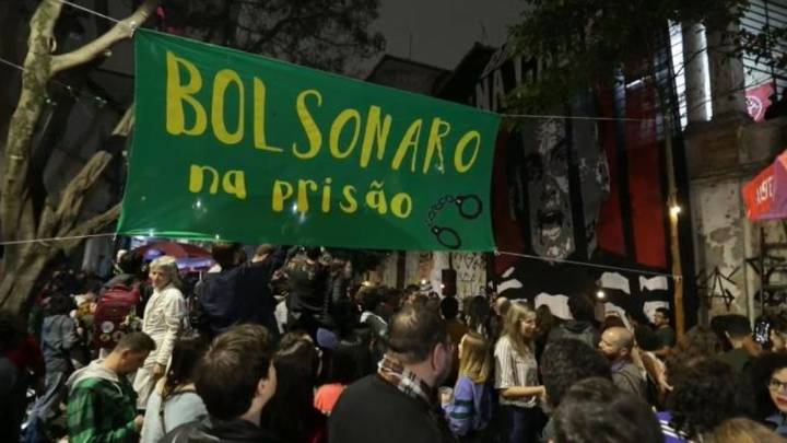 Una calle en São Paulo se viste de fiesta para celebrar la condena de Bolsonaro