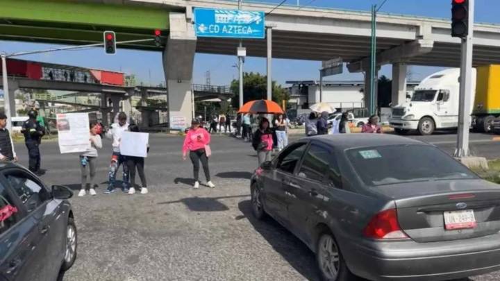 Bloquean Avenida Central en Ecatepec; exigen aparición con vida de menor de edad
