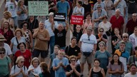 El Gobierno permitió dos manifestaciones en Valencia pese al tiempo mientras el PSOE se lanzaba a por Mazón
