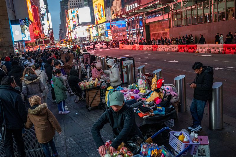 US consumer spending increases solidly in August