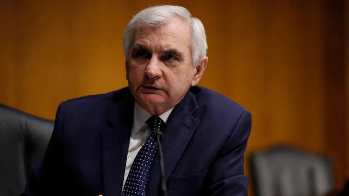 Senador Jack Reed advierte que «asesinatos» ilegales en el mar podrían arrastrar a EE. UU. a una guerra no declarada con Venezuela