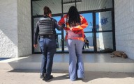 Municipales rescatan a mujer que intentaba quitarse la vida